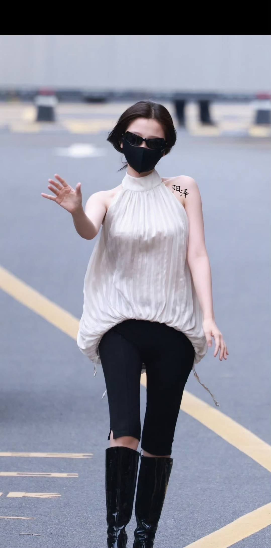 虞书欣今日份上班造型路透，五分短裤配长靴，太会穿了吧！ 