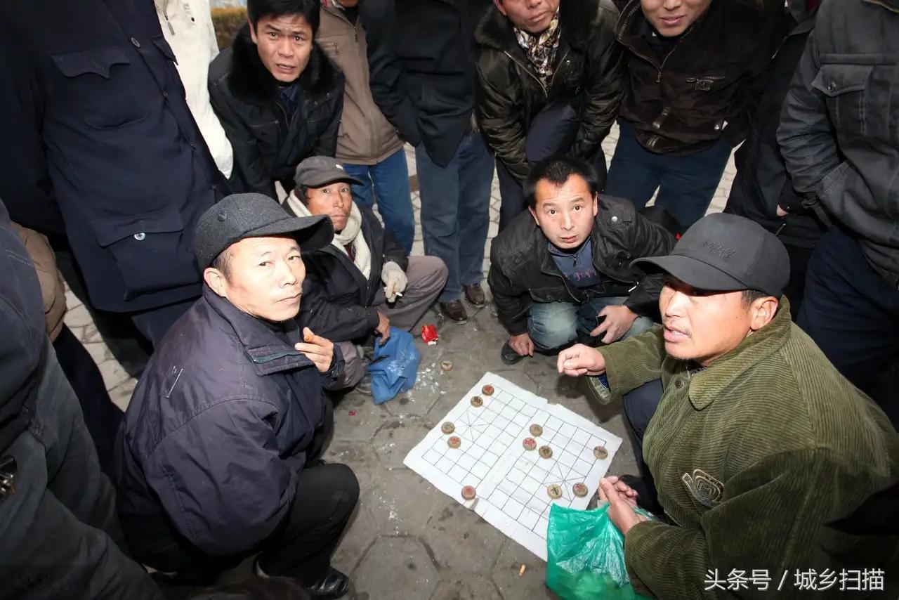 在繁华似锦的都市丛林中，有一位叫李明的年轻人，曾经以为自己睿智过人，能洞察世间万