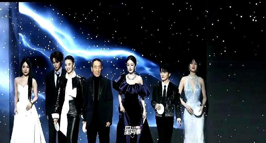 C位卡住3秒，张艺谋一把“拎”人，周深的手悬在半空像断电的WiFi信号。
刘耀文