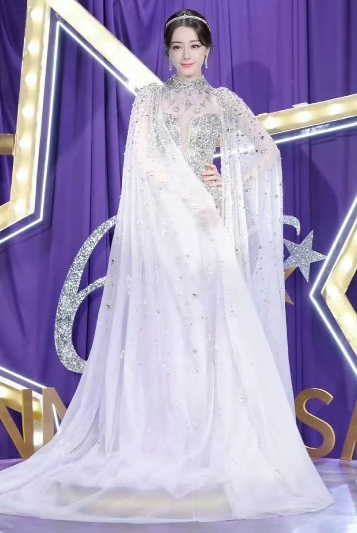 迪丽热巴迪丽热巴紫色亮片刺绣披纱裙迪丽热巴紫色披纱高定哇趣！迪丽热巴今天完全就是