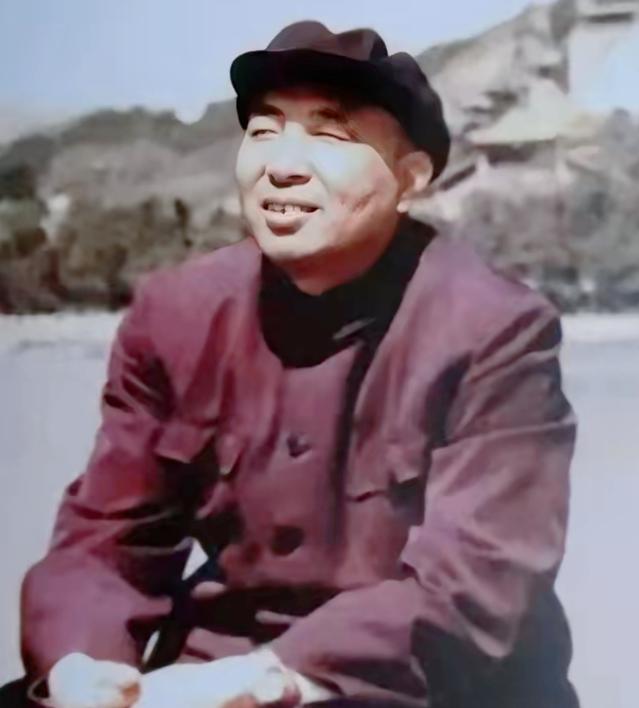 1936年，他放走61名共产党，14年后开国元勋联名寻找代号“OX”，找到他时，