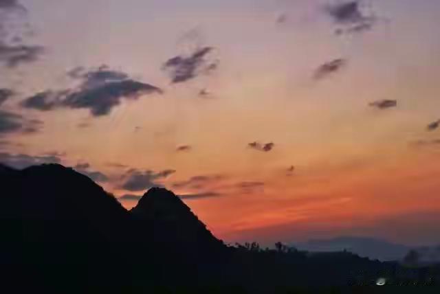 上联：落日余晖山色晚
下联：晨曦初露碧水晴