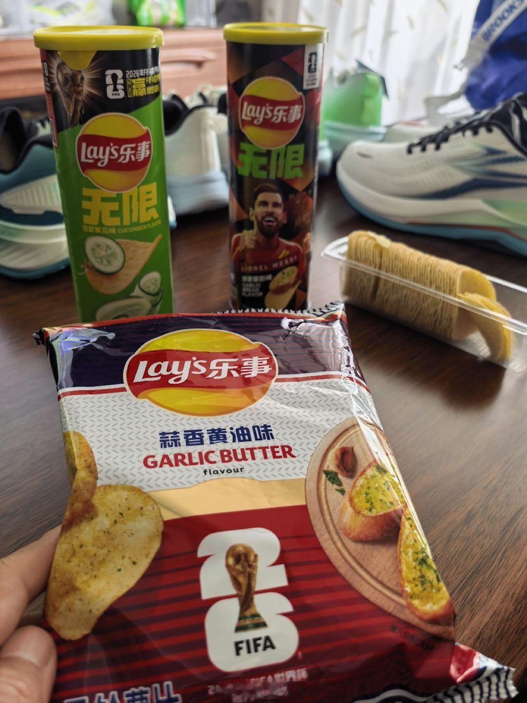 王鹤棣一秒进入看赛状态  凌晨3点看了墨西哥对南非的揭幕战白天10点又看了韩国对