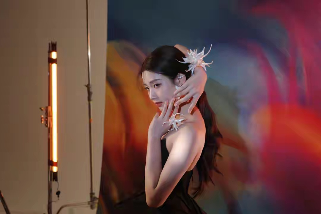 卢昱晓好薄一片真的会被她的身材比例惊艳到！窄肩细腰，整个人轻盈得仿佛能被风轻轻吹