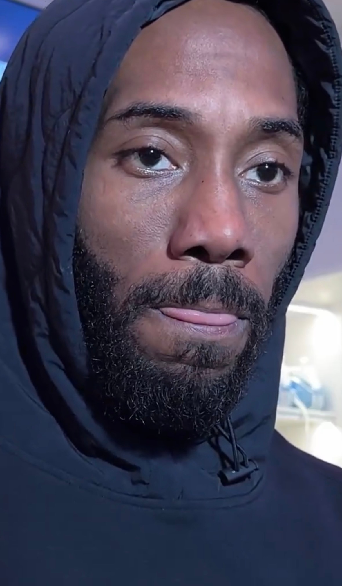 科怀·伦纳德在谈到这个赛季是否还有救时说：“是的。我的意思是，你说5胜15负？现