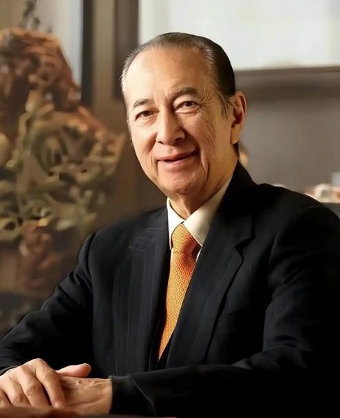 1997年，赌王差点被张子强绑架，他立马请来大舅哥蓝铧缨商量对策，蓝铧缨说：“何