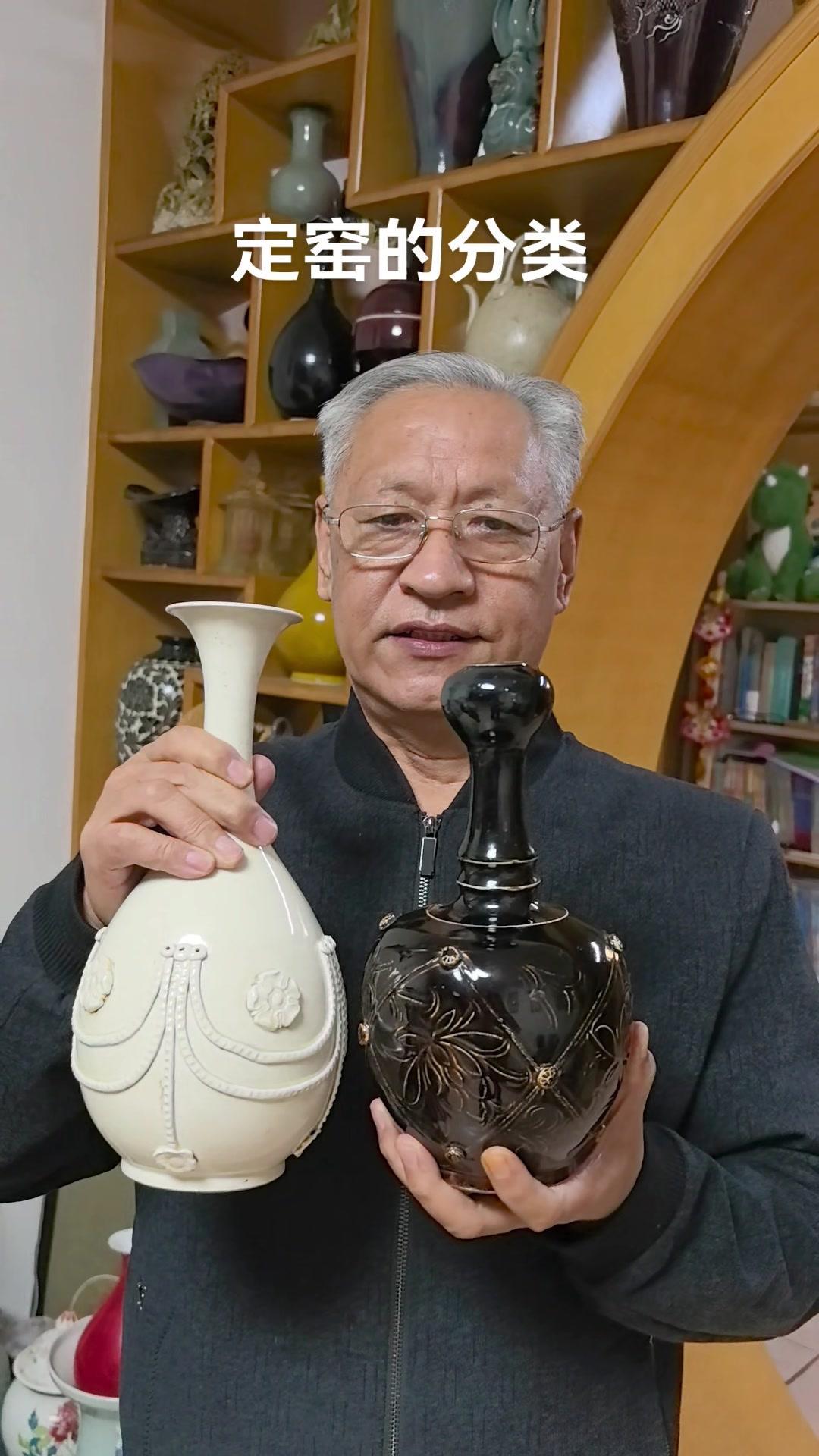 定窑瓷釉色种类丰富，除常见白釉外，还有紫定、蓝定、黑定等，但叫法常存争议。
1️