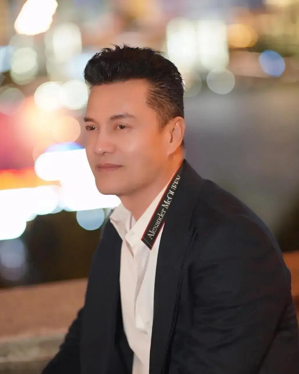 吕良伟七十岁还能穿紧身T恤秀肌肉，我刷到视频直接愣住。
他2003年把晚饭戒了，