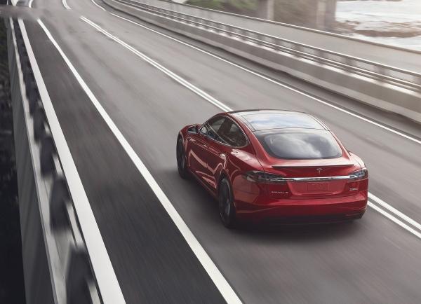 【特斯拉召回203万辆，通过OTA解决】
特斯拉为提高Autopilot的安全性