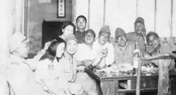 1941年2月，山西土匪乔日成，派7名窑姐伺候日本监军，骗走大量装备放手将日寇活