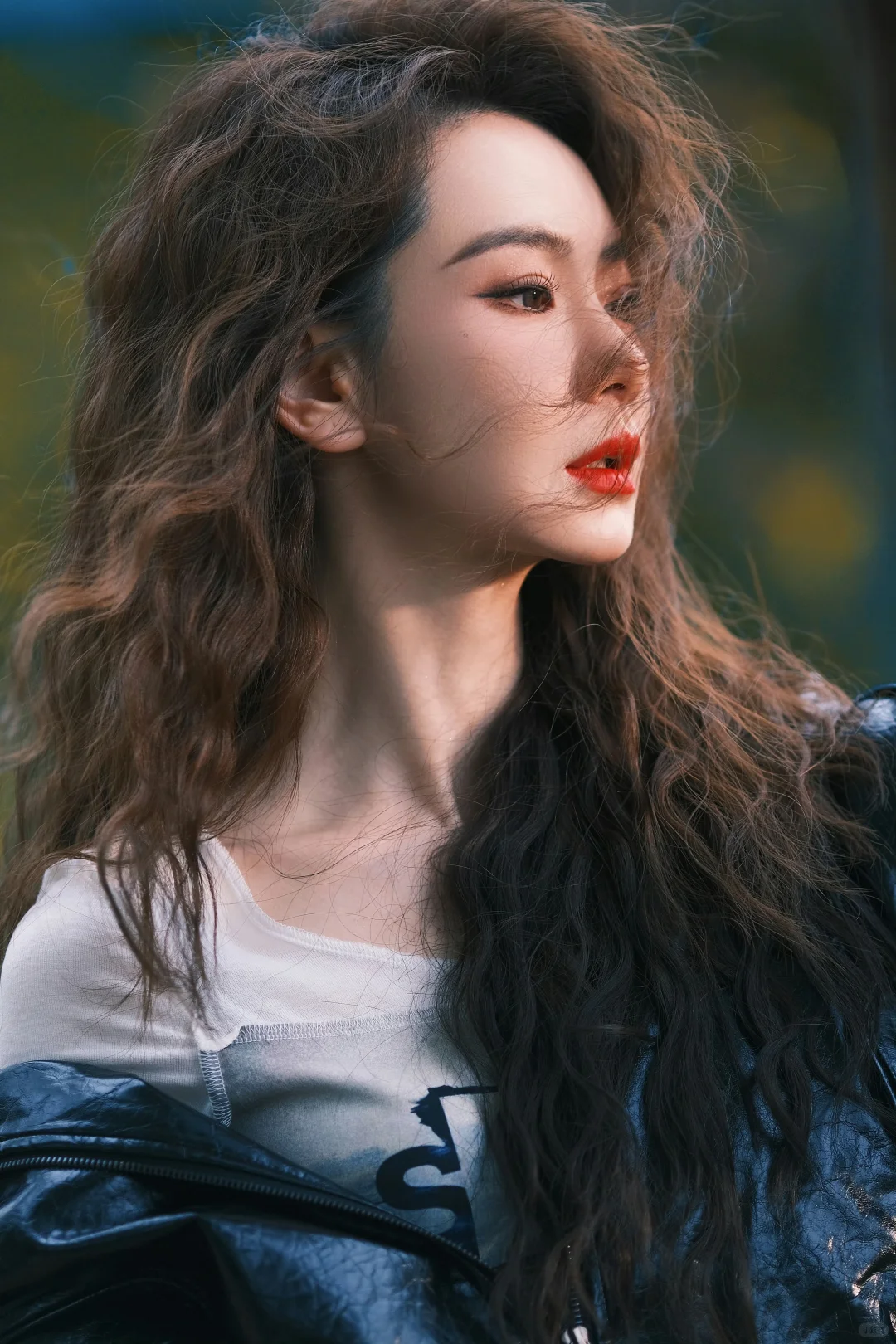 为戚薇化的立冬氛围感暖妆