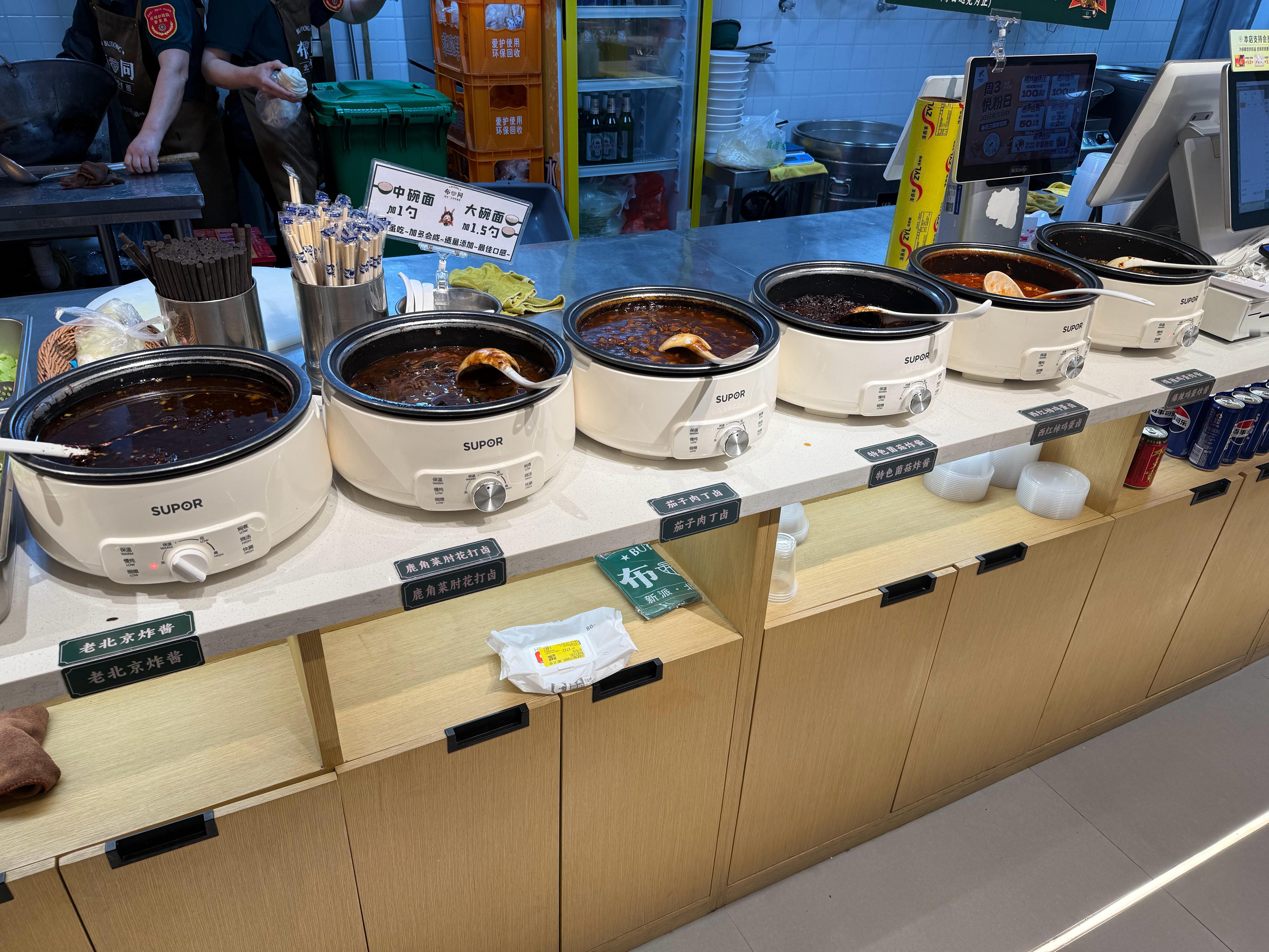 28块钱吃一碗北京面攻略：拿一小空碗，从大碗里把过水面条挑小碗里，分批次品尝：肉