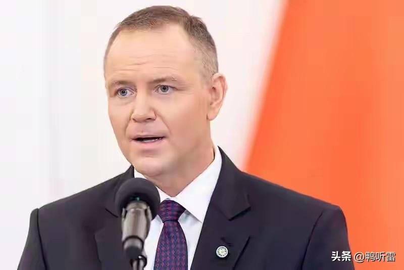 前方战线吃紧，波兰却在国内掀起闪电战？
起因是波兰总统纳夫罗茨基拒签“波兰参与欧