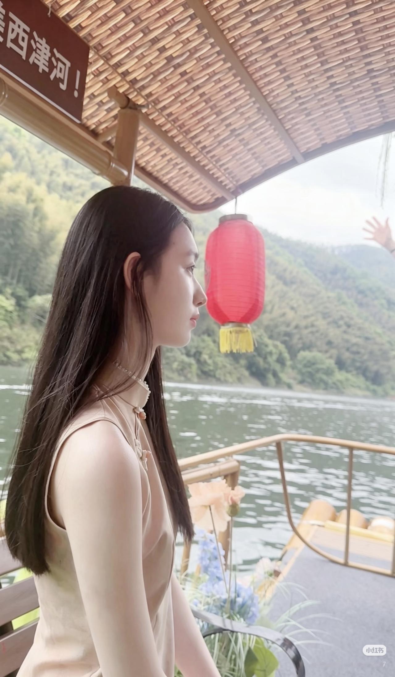 竹筏轻摇水，红灯笼映影。