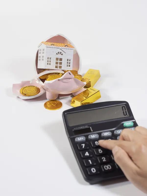 “医疗、房贷、教育”这三座大山，是当下压在无数普通家庭身上的沉重负担。房贷压力好