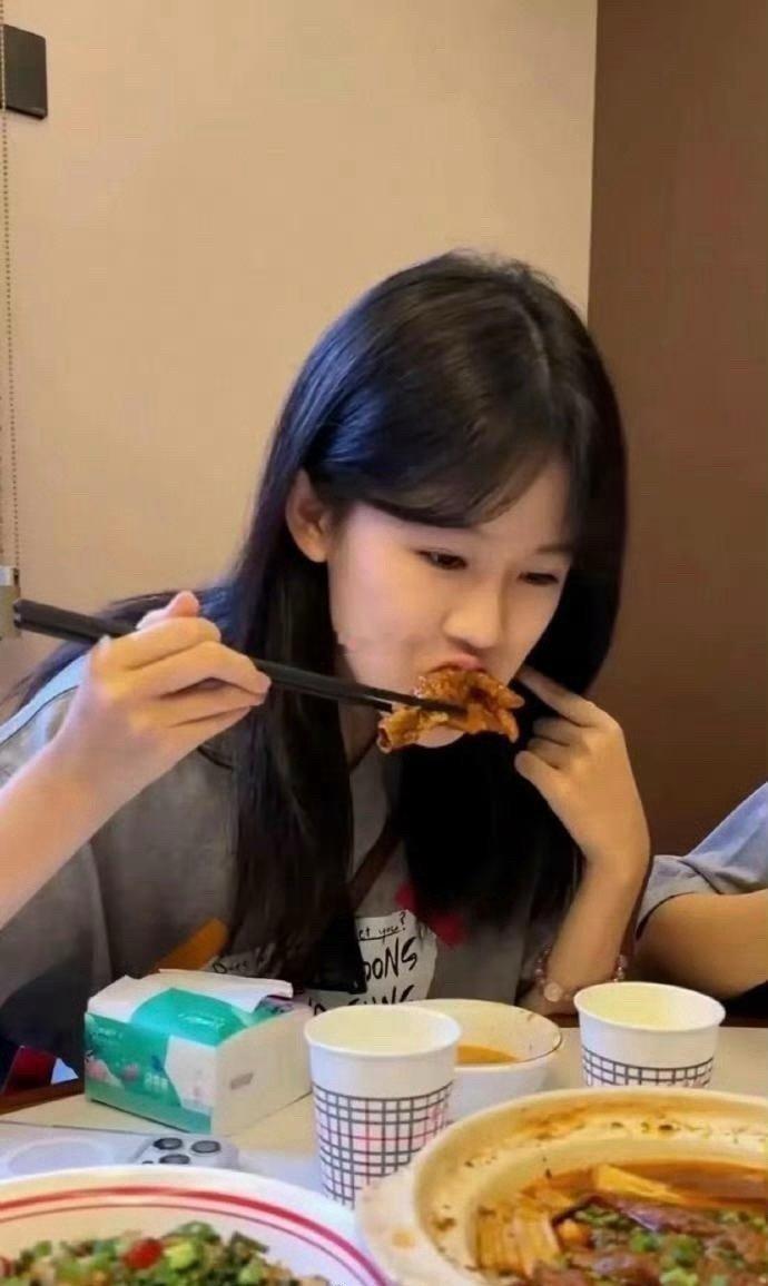 陆毅和鲍蕾也太会养了吧，贝儿真是越大越美。 ​​​