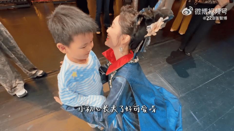 吴宣仪与最小音乐剧粉丝合照吴宣仪和5岁粉丝后台合影吴宣仪与芒果导演5岁儿子合照～