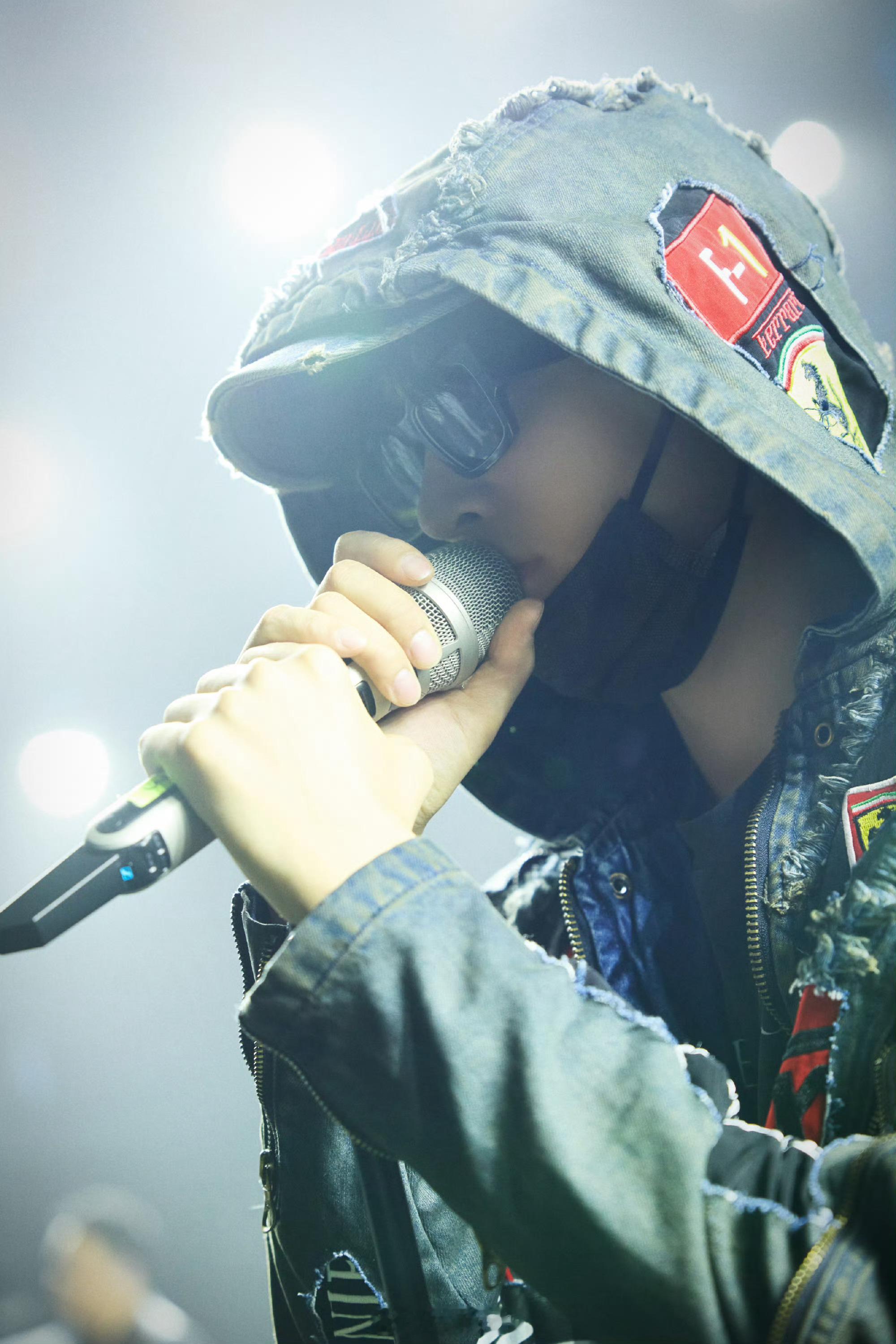 展轩Z纪元赣州巅峰音乐节彩排照更新，戴帽造型好潮好酷好腿长啊，燥候今晚舞台