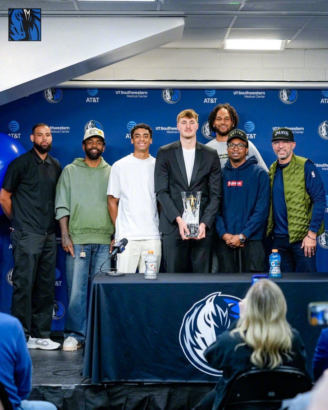 今天独行侠为弗拉格获得最佳新秀召开新闻发布会，弗拉格的父母以及女友Arianna