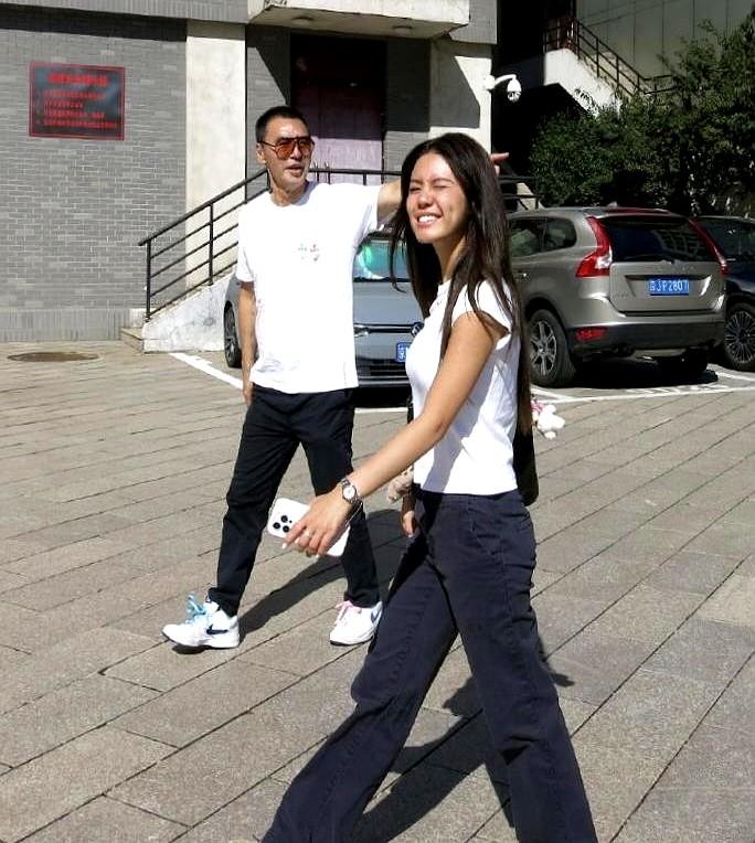 星二代出道，亲爹亲自下场吆喝
可观众就是不买账，尴尬溢出屏幕

钟镇涛和老婆范姜