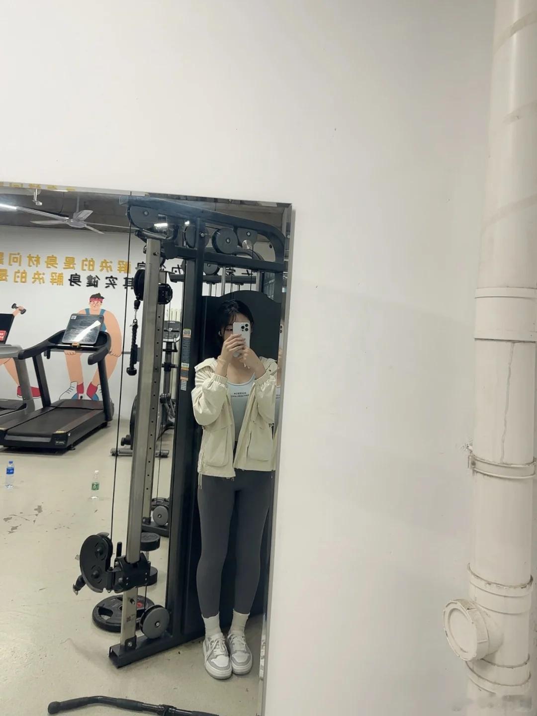 首次穿上瑜伽裤去健身房，感觉真棒！勇敢做自己，太美妙了。蹲腿时能看到肌肉发力，健