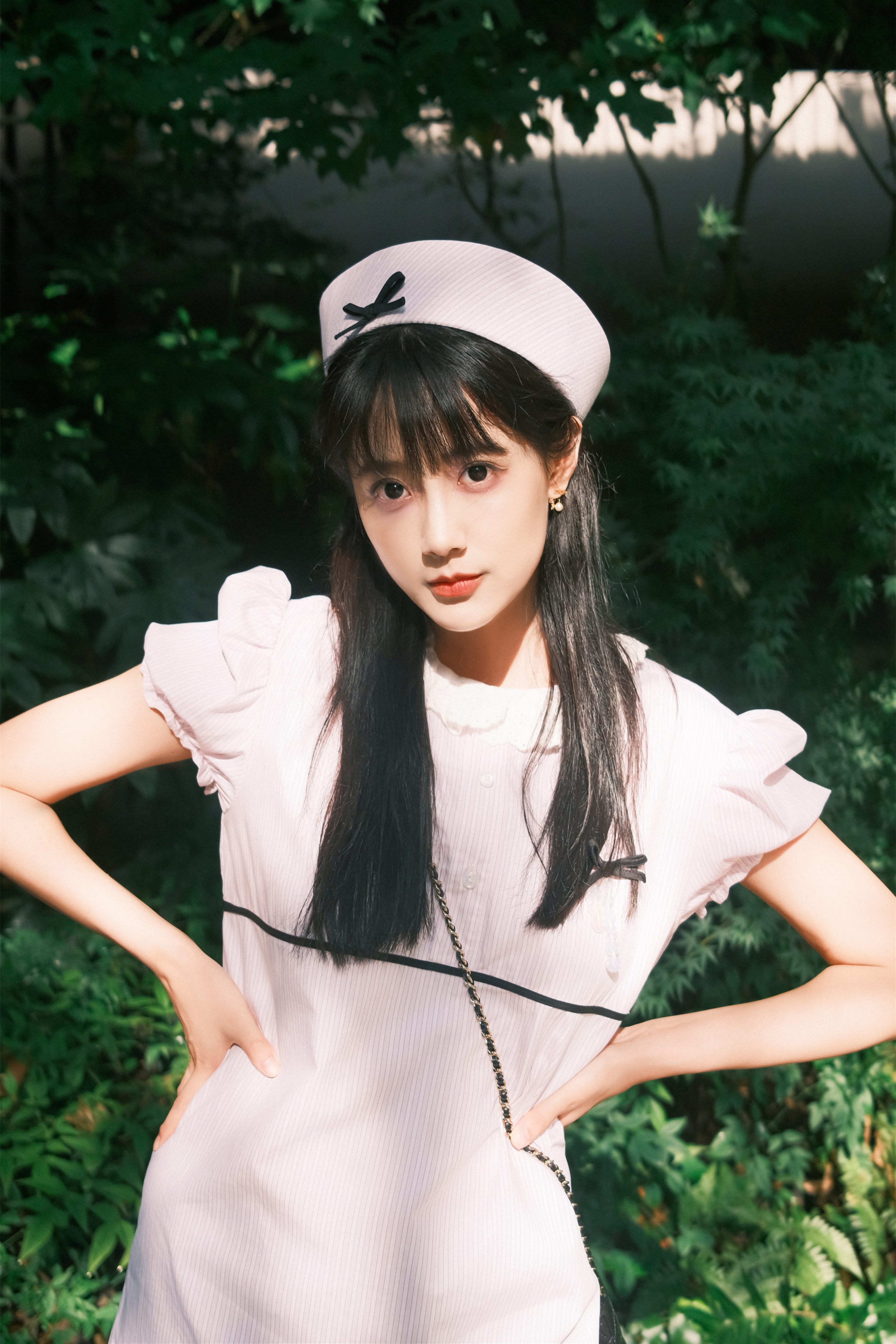 李艺彤小姐姐，白裙子秋日少女穿搭 ​​​