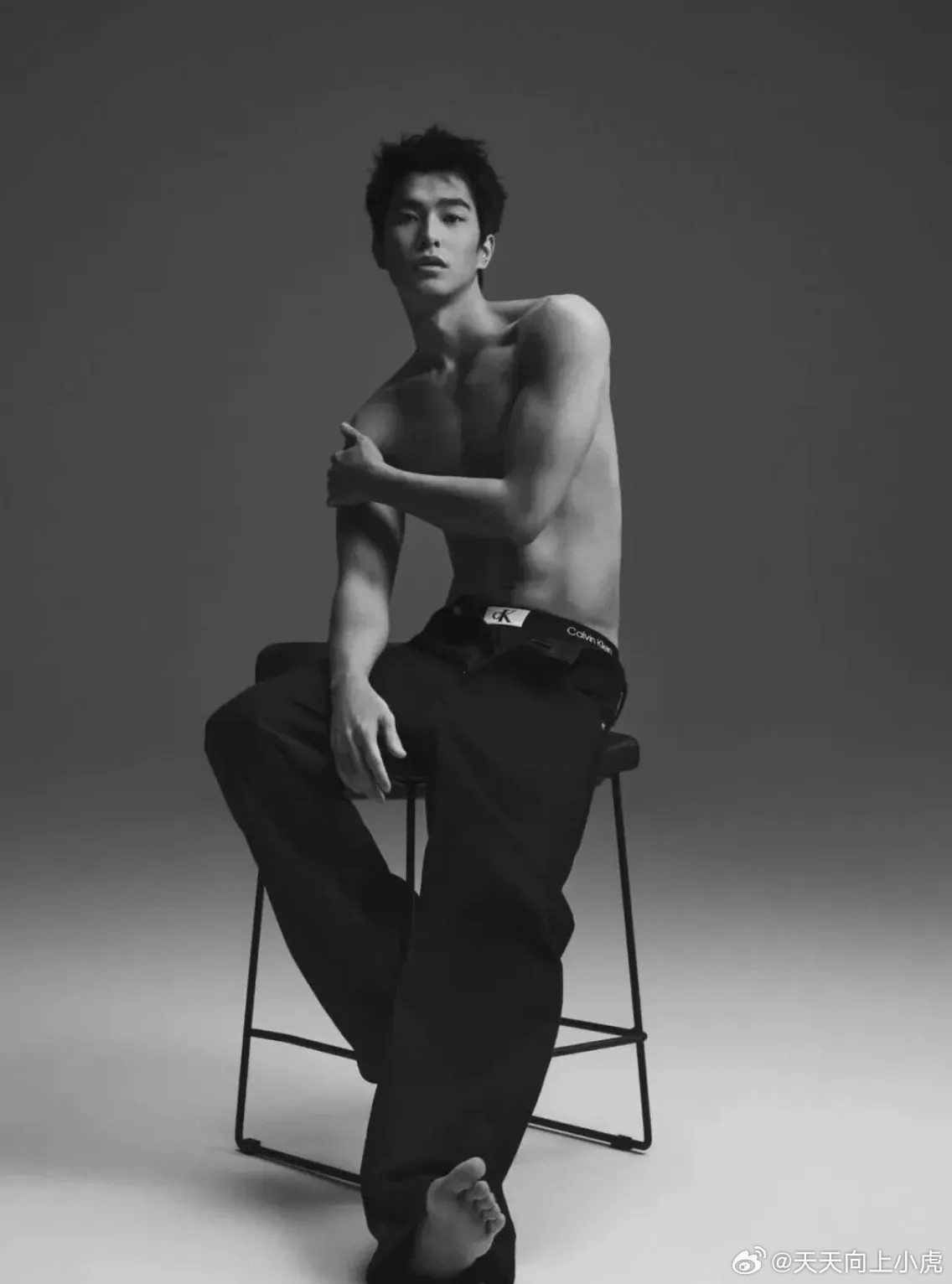 曾敬骅凭借一组CK写真大片强势刷屏，直接让全网见识到什么叫隐藏款神颜身材。这位以