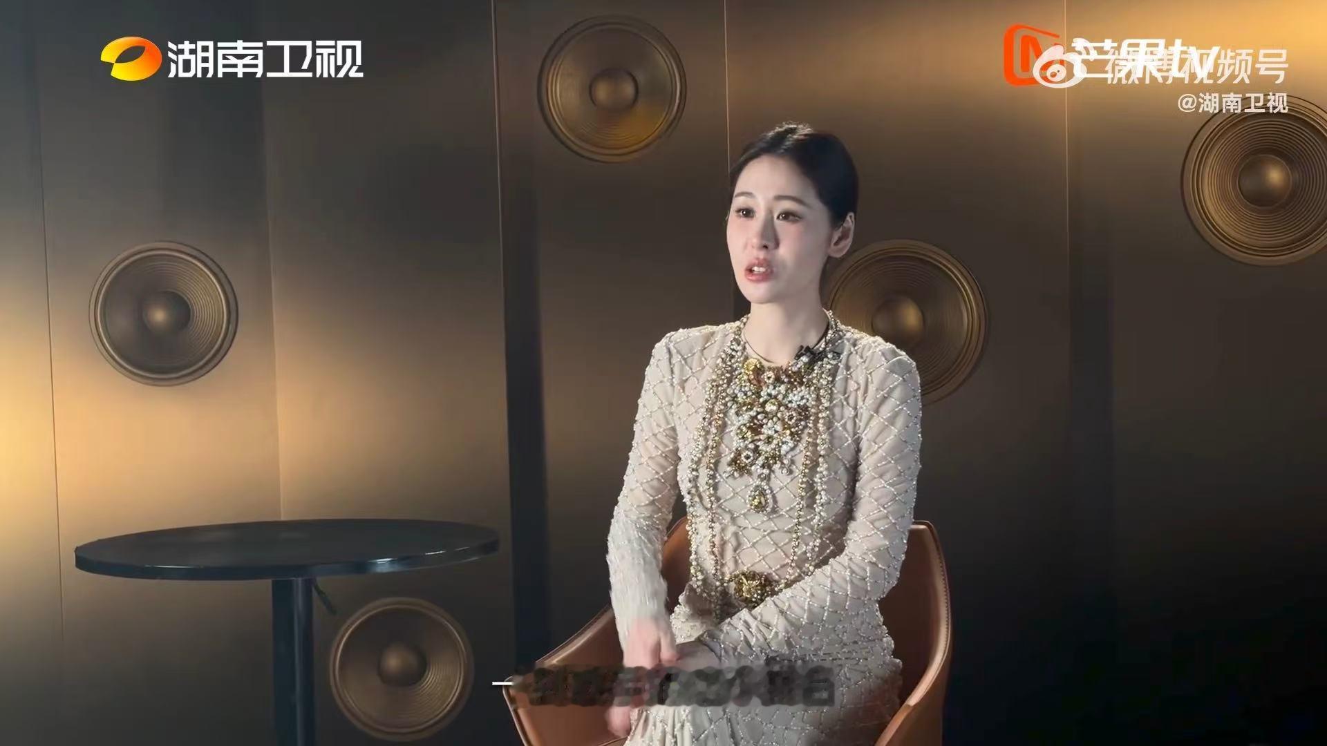 张碧晨曝何炅主持歌手前失声何炅曾登台前失声张碧晨爆料这段的时候我都惊了，上台前失