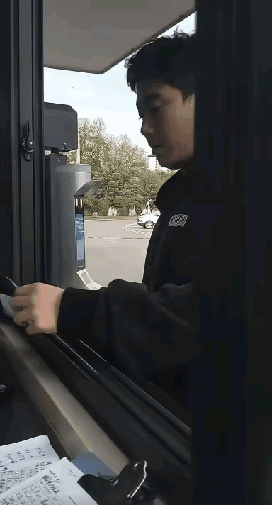 王励勤果然言出必行，说的密闭封训，就是不让出去！

梁靖崑想出去，
结果被门外大