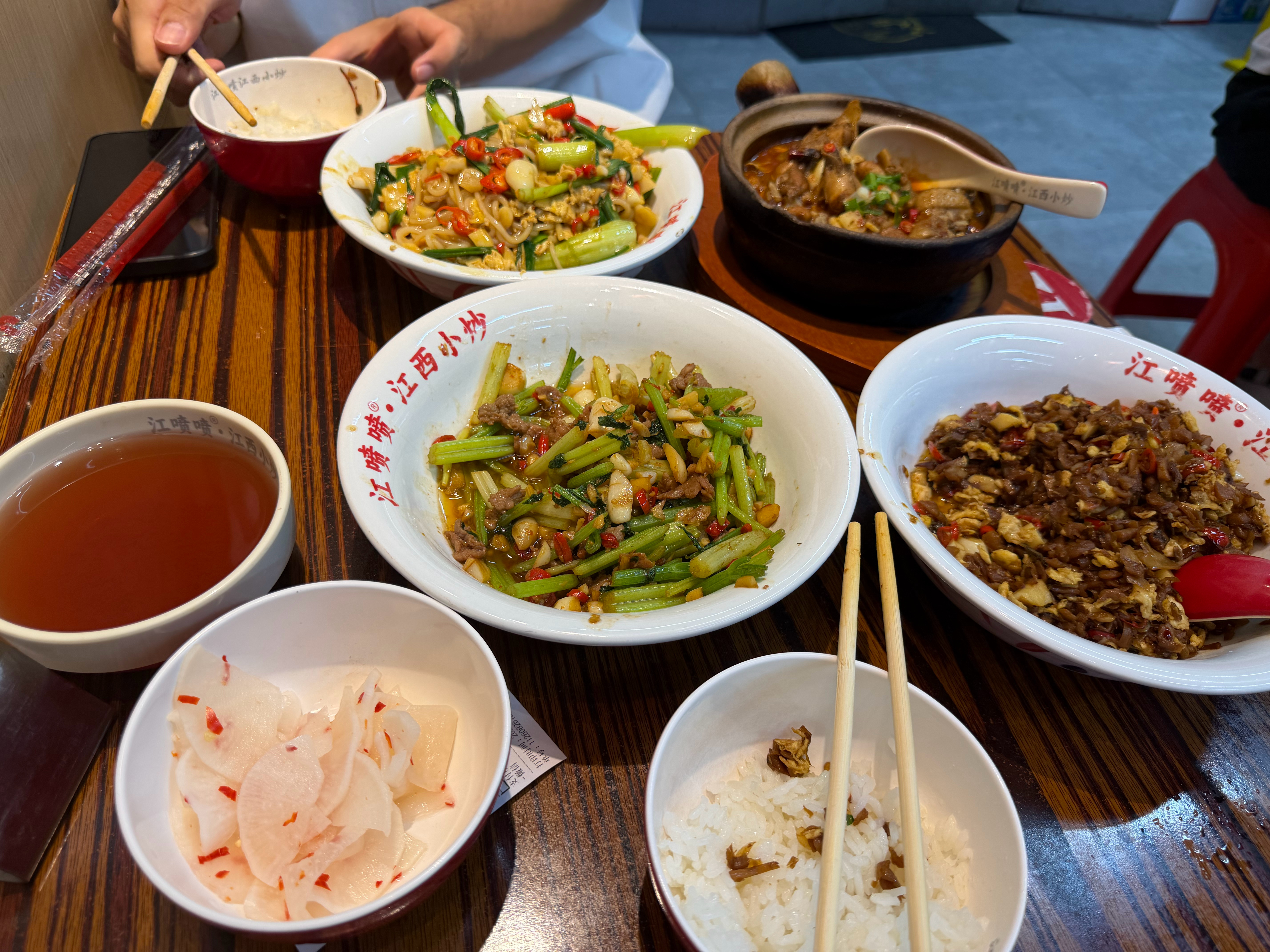在长沙吃湘菜的后遗症太大了，昨天离开今天就已经开始想念了，急得自己赶紧找个江西小