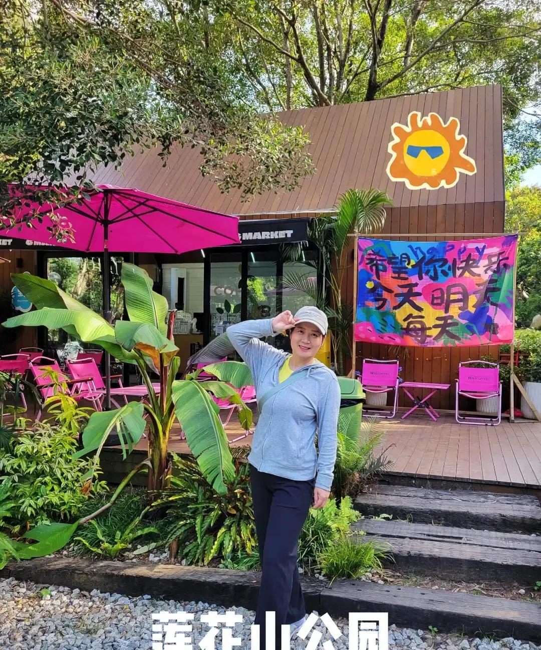 深业上城被港人挤爆，我周末去莲花山遛弯，下山顺着空中廊桥直接冲进粤语海洋。
Ol