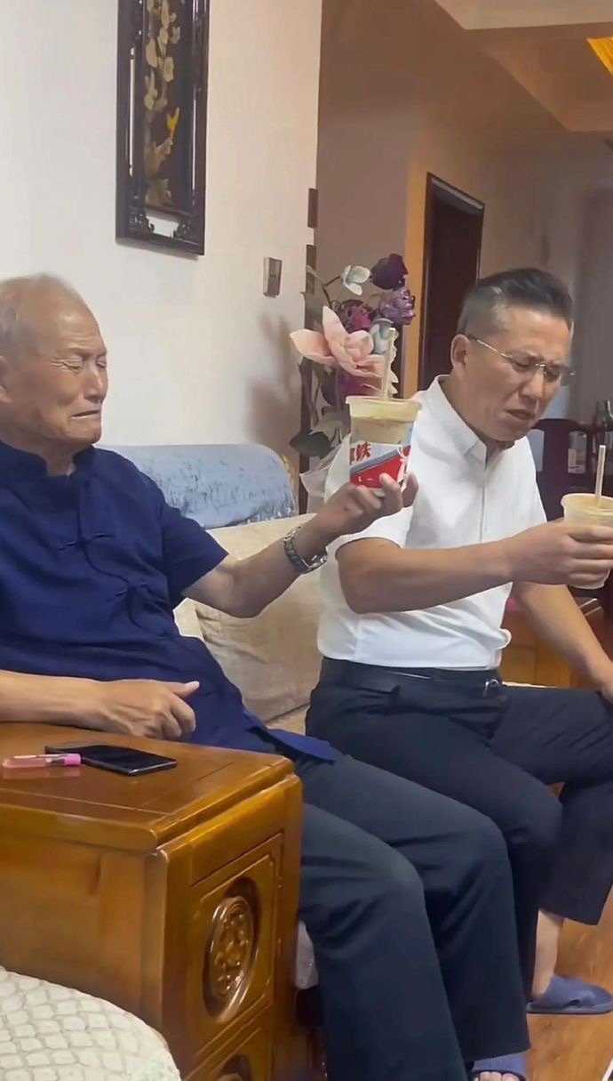 一杯咖啡 两代人的沉默 ​​​