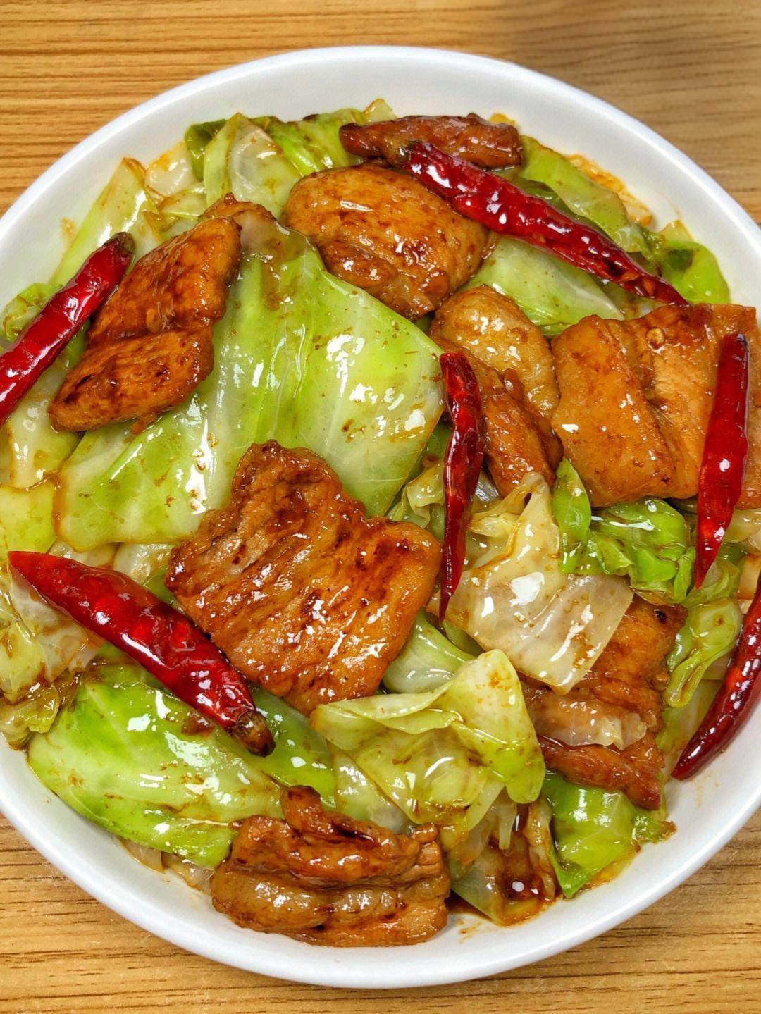 嘿，家人们！今天我要来晒晒我的美食啦！快看，这桌上有干锅包菜、红椒肉丝和水煮牛肉