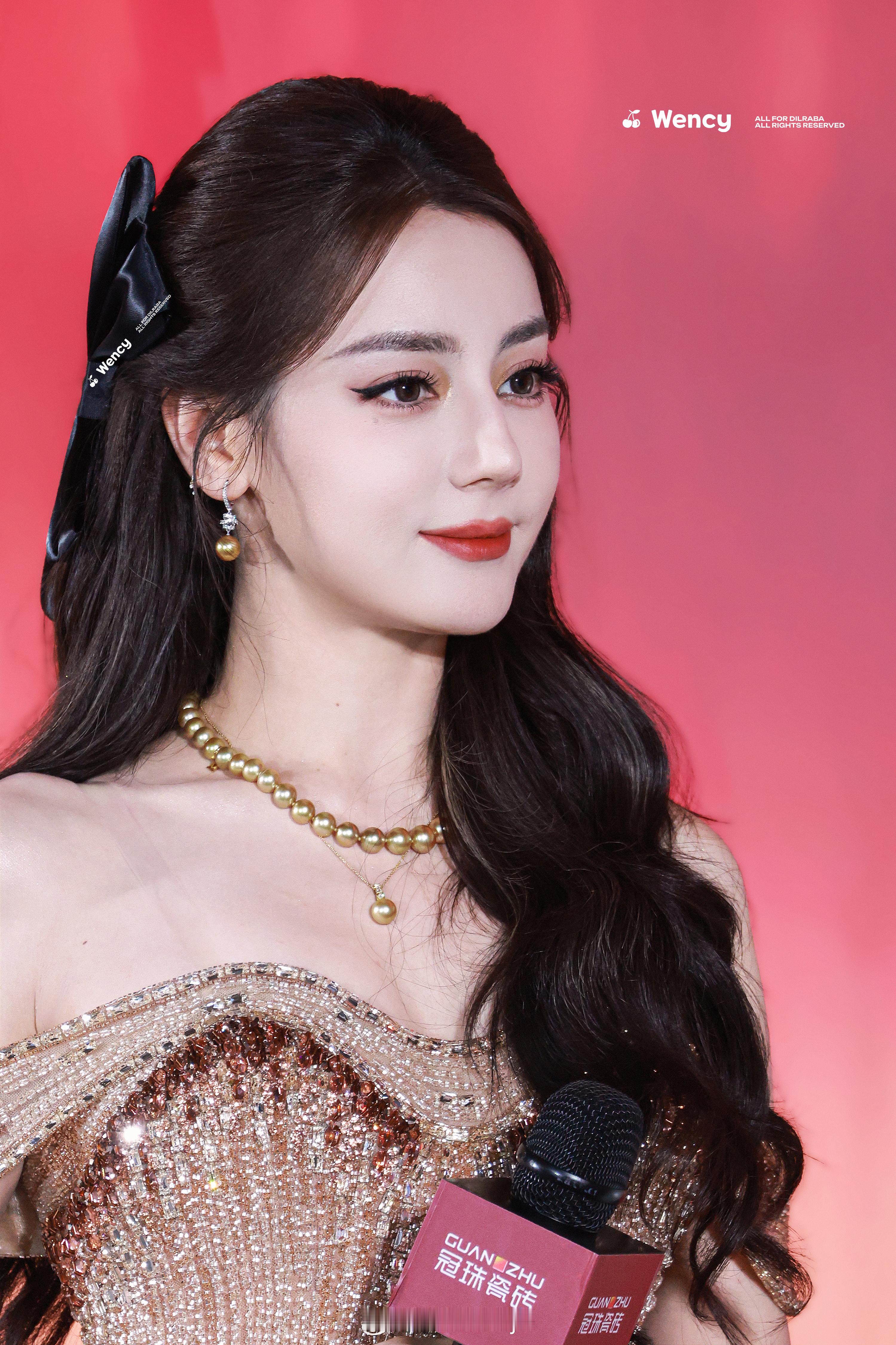 “恋人怀中樱花草，听见胸口心在跳。”谁看到这个大美女能不迷糊🥹冠珠瓷砖全球品牌