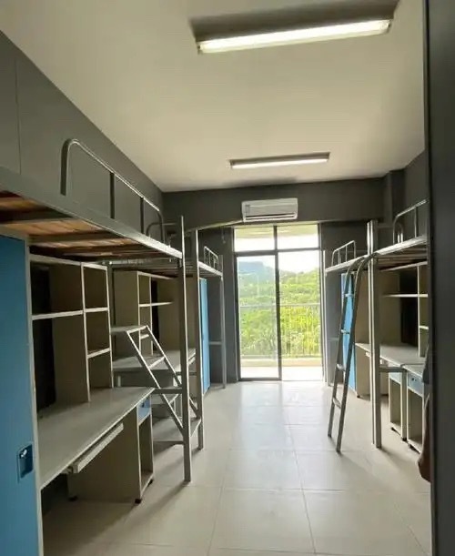 建议全国都普及这种宿舍话说现在大学还有四人以上寝室吗？我那时候就是图上这种下面桌