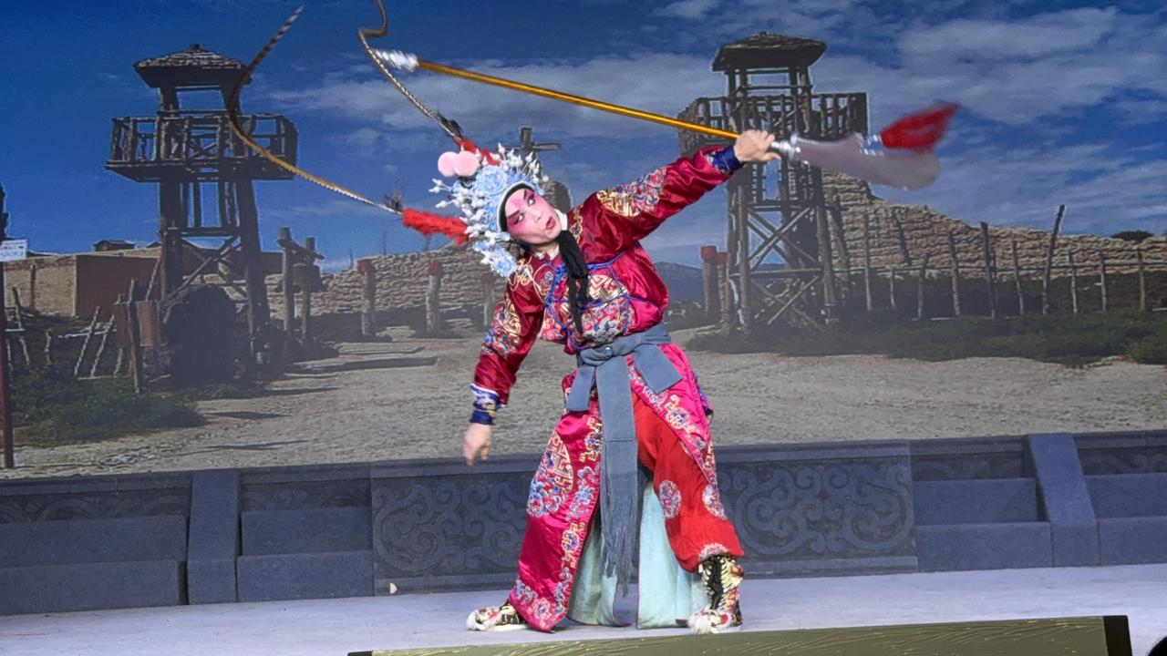 男一号亮绝活帅呆啦！丽水锦绣婺剧团昨晚在仙居安山村加演大戏《收秦明》