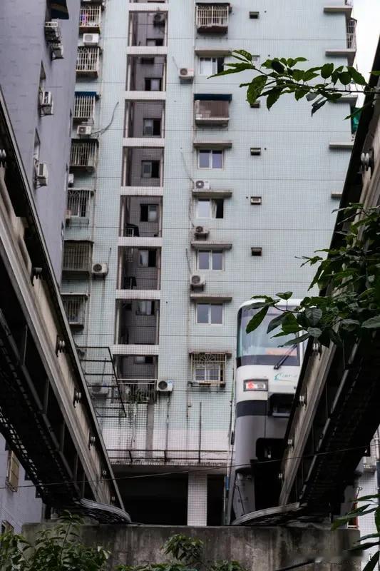 穿梭在重庆轨道交通，看见平凡人的奋斗日常
 
每天早晚高峰，轨道上挤满奔波的普通