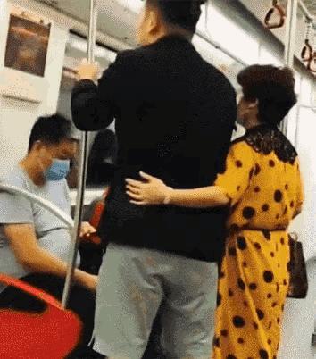 各位男同胞起立，
这勇气不是谁都有的。