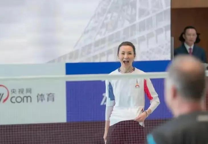 张曼玉，60岁的状态真好
大笑的样子，好治愈呀
她，是一个羽毛球爱好者
爱运动锻