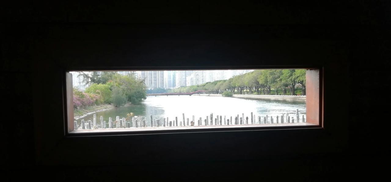 搬新家的那天，朋友们来祝贺。
其中一个朋友一进门，就悄悄跟我说，你这房子一进门就