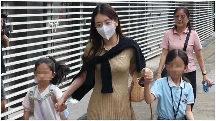 方媛挺巨肚送女儿上学，不用司机保姆真节省 ​​​