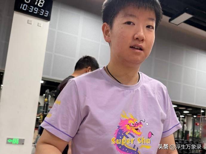 刚过完22岁生日的孙颖莎，近期一组素颜日常路透悄悄走红。褪去赛场利落球服，扎着简