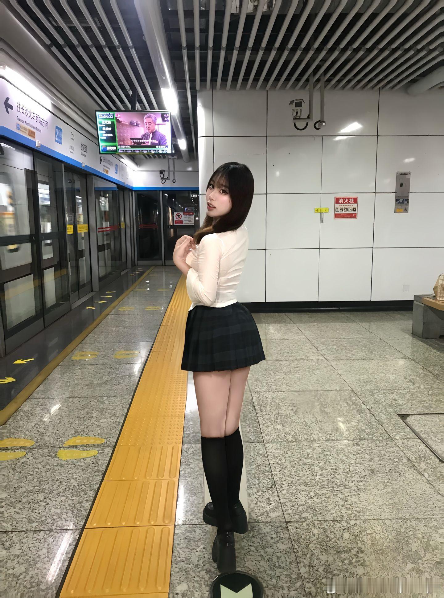 她好可爱 得想办法跟她约会 ​​​