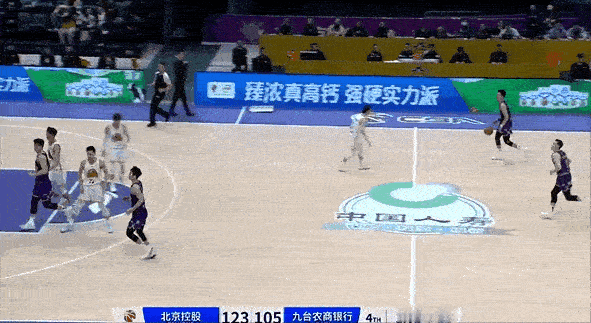 为什么我们对矣进宏能在职业赛场上得分如此激动？因为作为草根球员的他，和我们一样都