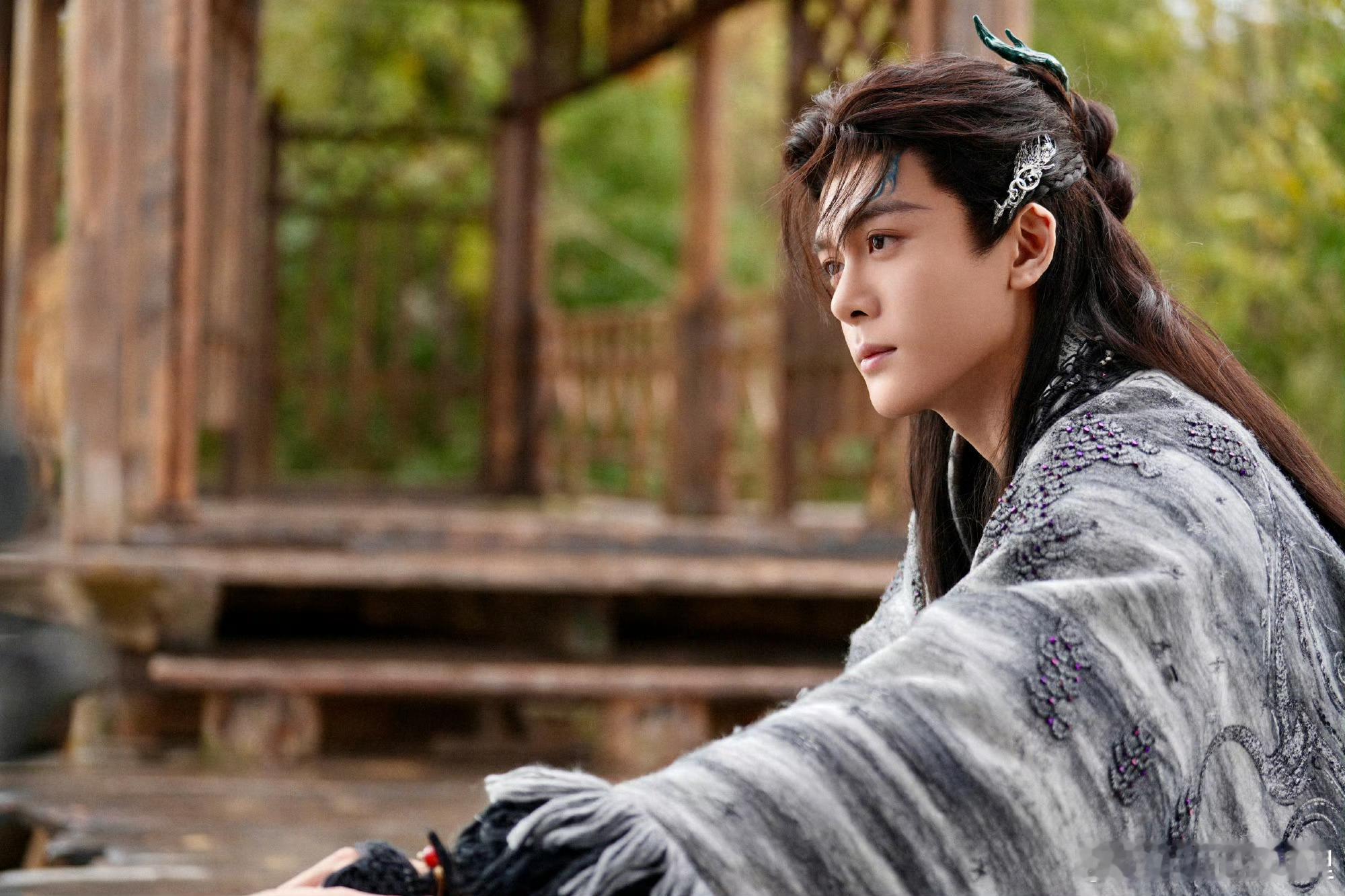 曾舜晞风也温柔人也温柔曾舜晞，风也温柔人也温柔。他如春日微风，轻拂过心间，带来丝