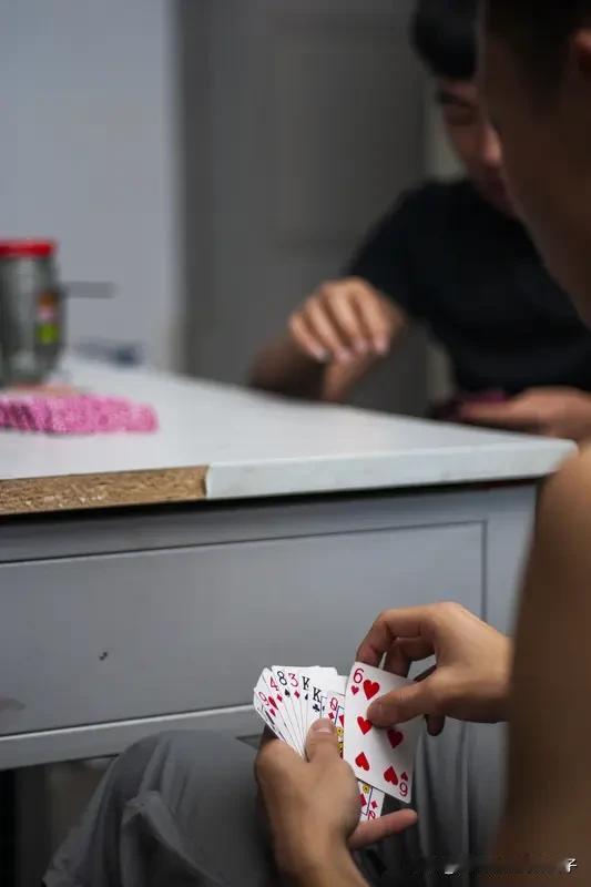 今天打牌手气怎么样 今天打牌那手气，简直绝了！一开始我就摸到好几张好牌，心里那叫