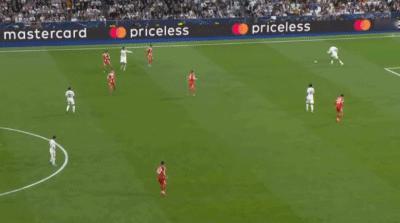 当今足坛，敢冲出禁区10米和对方前锋抢球的门将应该只有诺伊尔了，因为这样的做法要