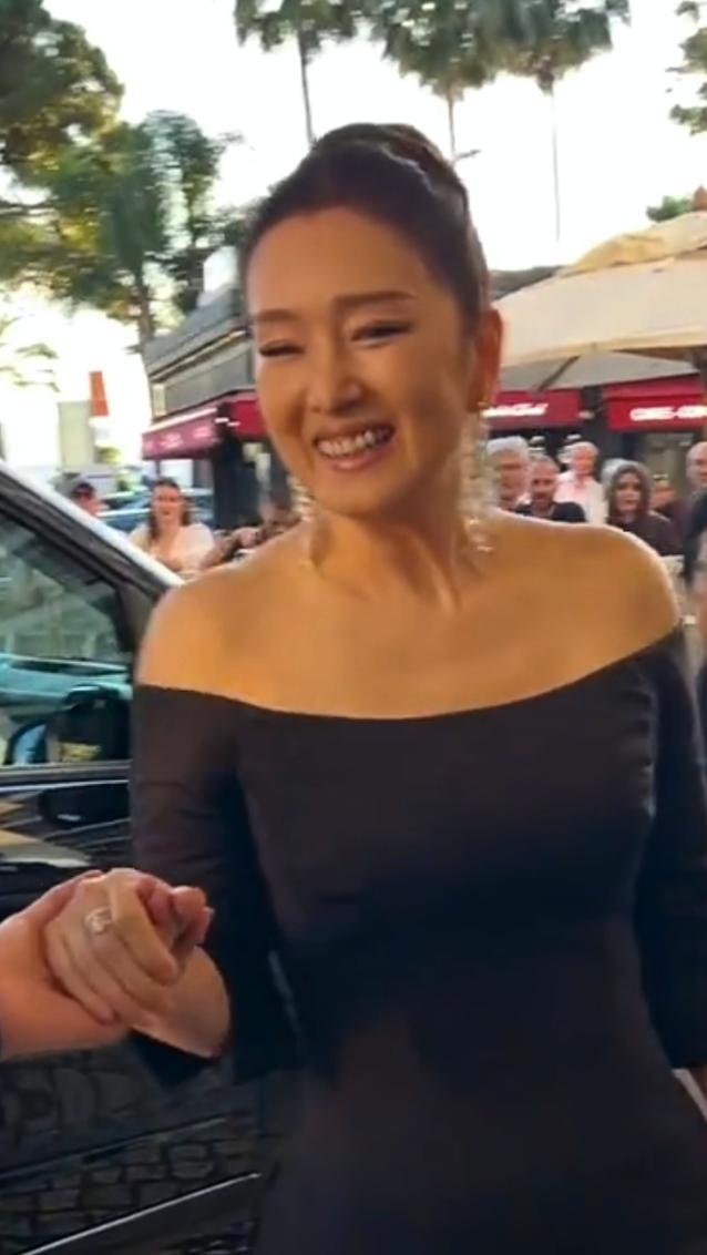 二十一赴戛纳，一席致辞，风华映东方
 
当巩俐再度踏上戛纳影节宫的舞台，从容开口
