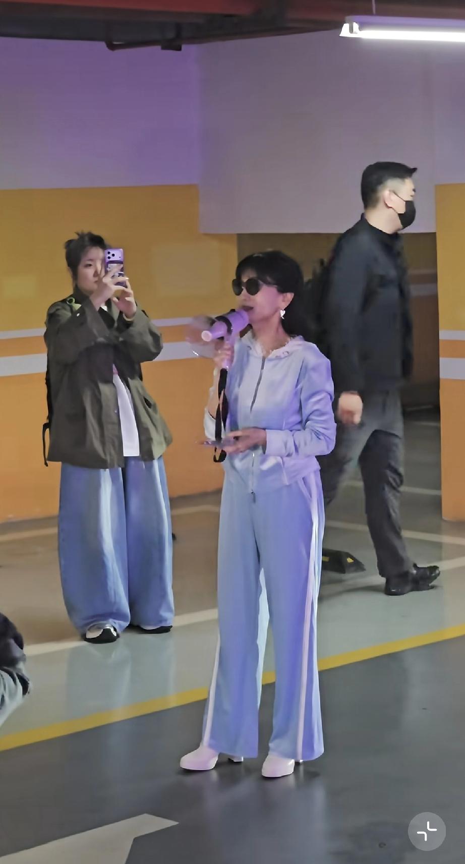 赵雅芝穿10厘米的高跟鞋，给粉丝抛小熊猫送礼物真不容易。

4月5日，赵雅芝在酒