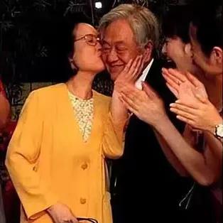 平鑫涛被骂是冷酷无情，琼瑶同样是冷酷无情而且是贪婪的人。
真正的爱情是我不富，也